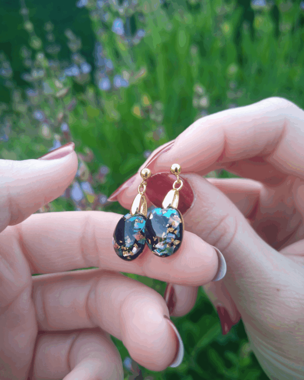 Boucles d'oreilles en nacre multi-couleurs et feuilles d'or - style chic et élégant