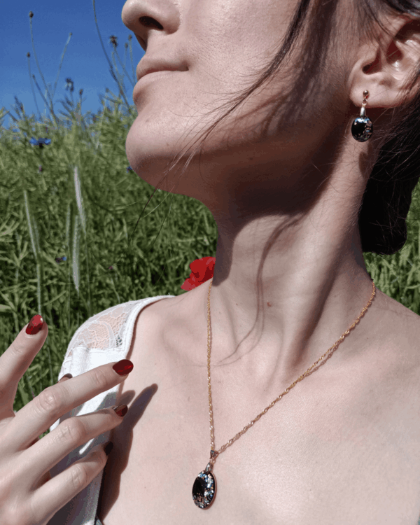 Boucles d'oreilles pendantes en nacre colorée sur fond noir, argent plaqué or