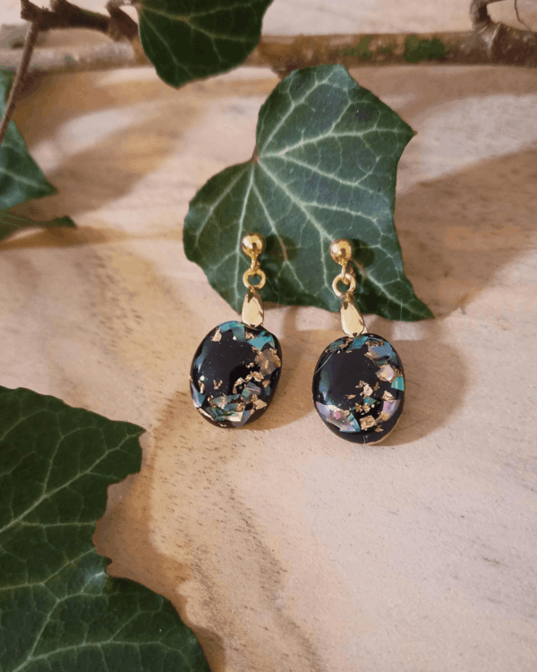 Boucles d'oreilles en nacre et feuilles d'or - forme cabochon -style chic et élégant