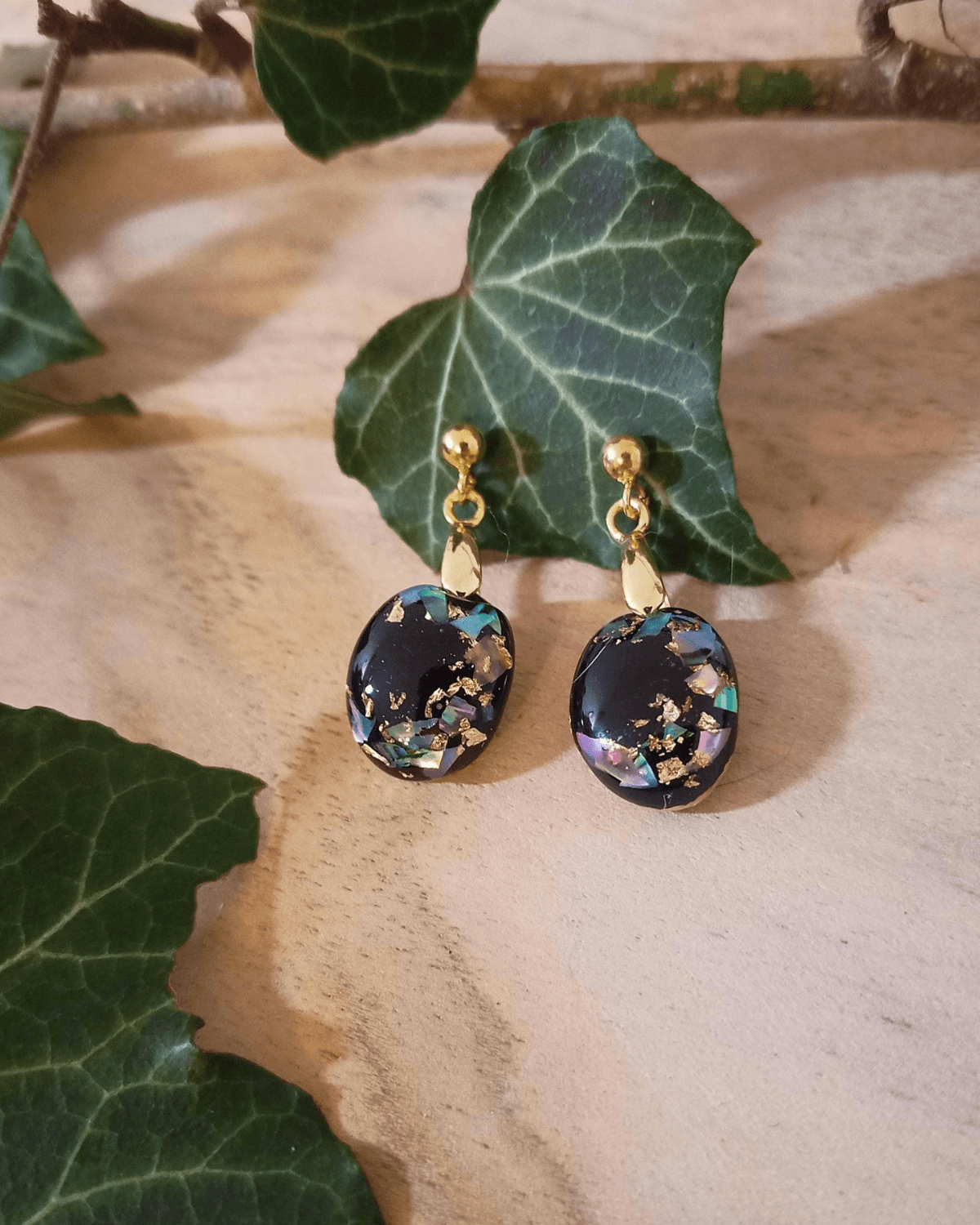 Boucles d'oreilles en nacre et feuilles d'or - forme cabochon -style chic et élégant