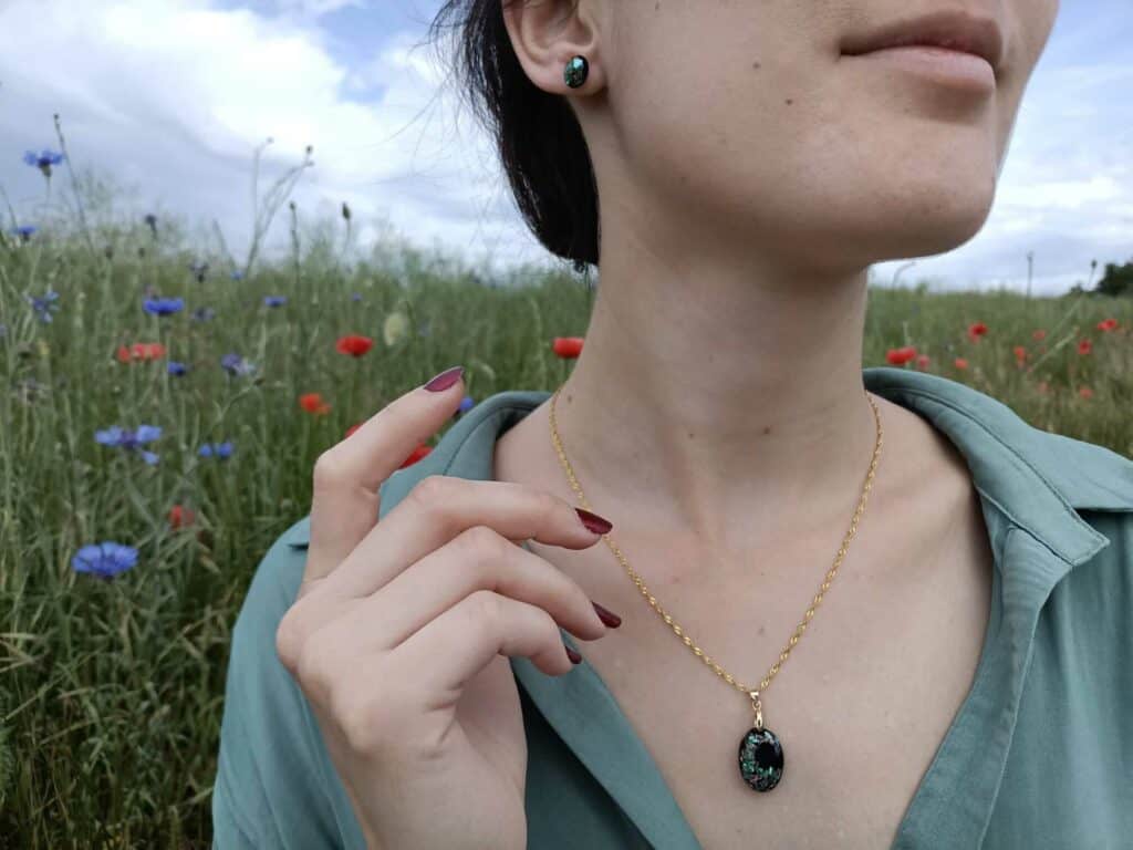 Bijoux pour femme en argent Sterling 925 plaqué or avec insertion de nacre, laiton et feuilles d'or. Parure composé d'un collier de nacre verte avec laiton et des boucles d'oreilles assorties. Collection Boréale.