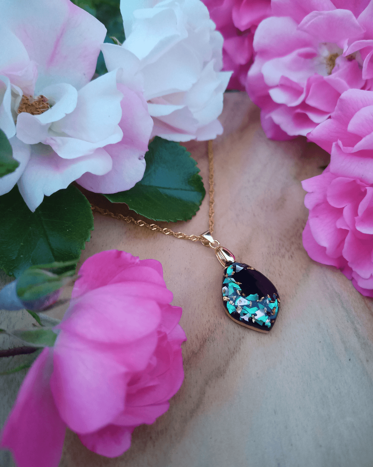 Collier feuillage - Nacre verte et feuilles d'or