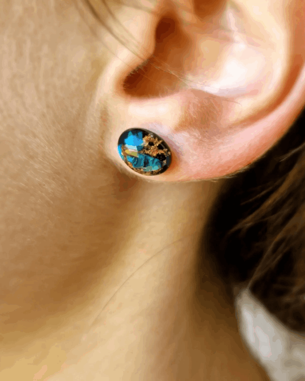 Cabochon d'oreilles en nacre verte et feuilles d'or pour un style minimaliste et chic - argent plaqué or - Boucles d'oreilles non pendantes