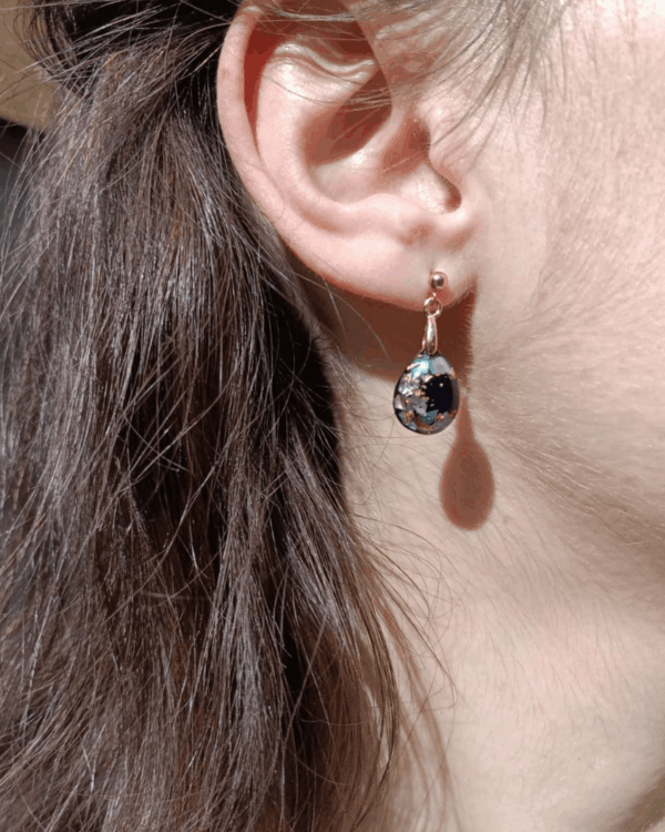 Boucles d'oreilles de forme larme en nacre colorée et feuilles d'or. Bijoux chic et élégant pour femme