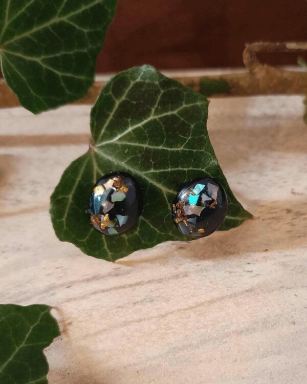 Cabochon d'oreilles en nacre colorée et feuilles d'or. Style minimaliste et élégant