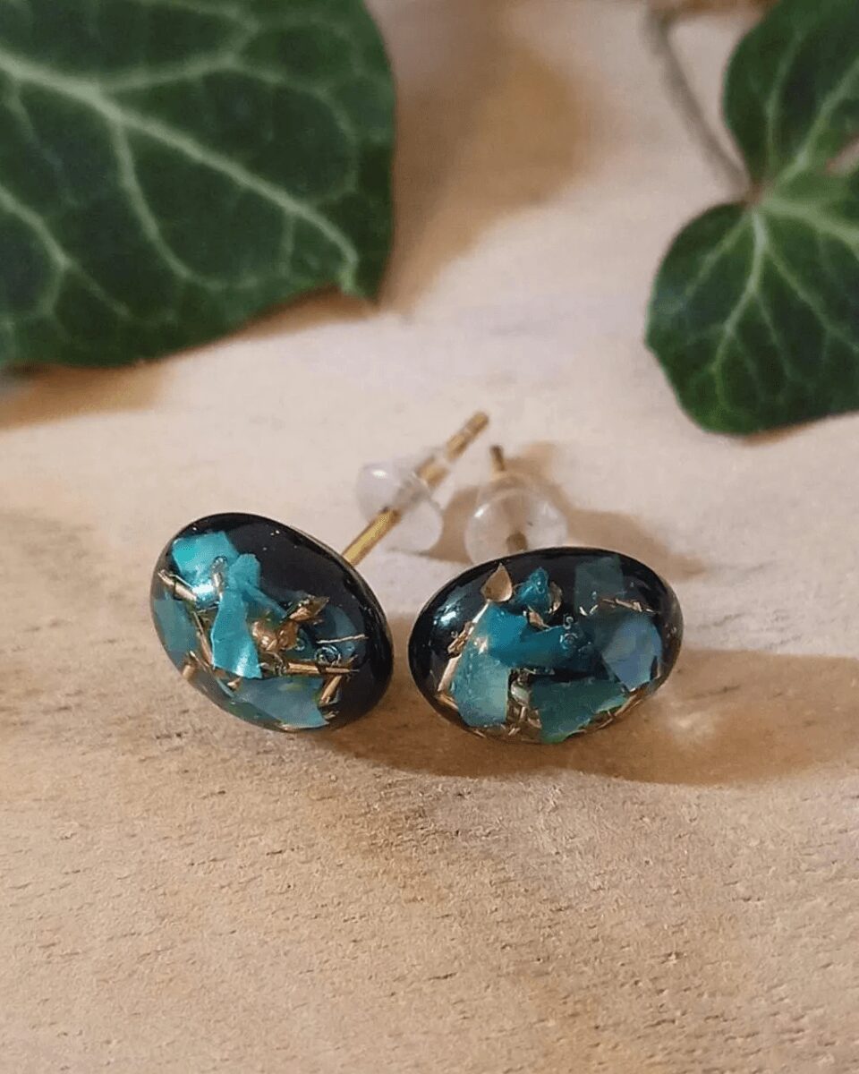 Cabochon d'oreilles avec insertion de nacre verte et éclat de laiton. Cette collection s'inspire de la magie des aurores boréales.