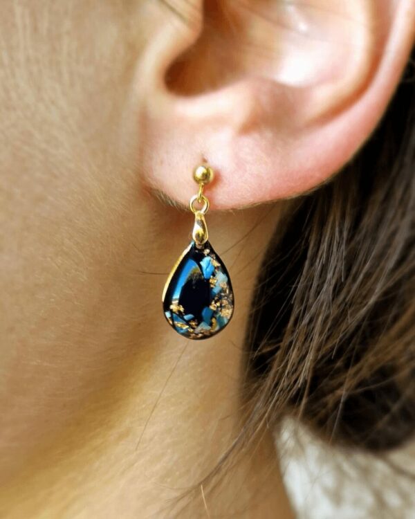 Boucles d'oreilles en nacre bleue et feuilles d'or pour un style chic et élégant, très féminin