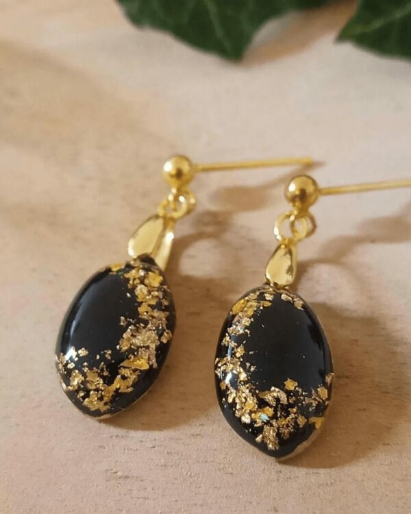 Boucles d'oreilles chics pour femme, avec insertion de feuilles d'or. Fabrication artisanal en Rhône-alpes