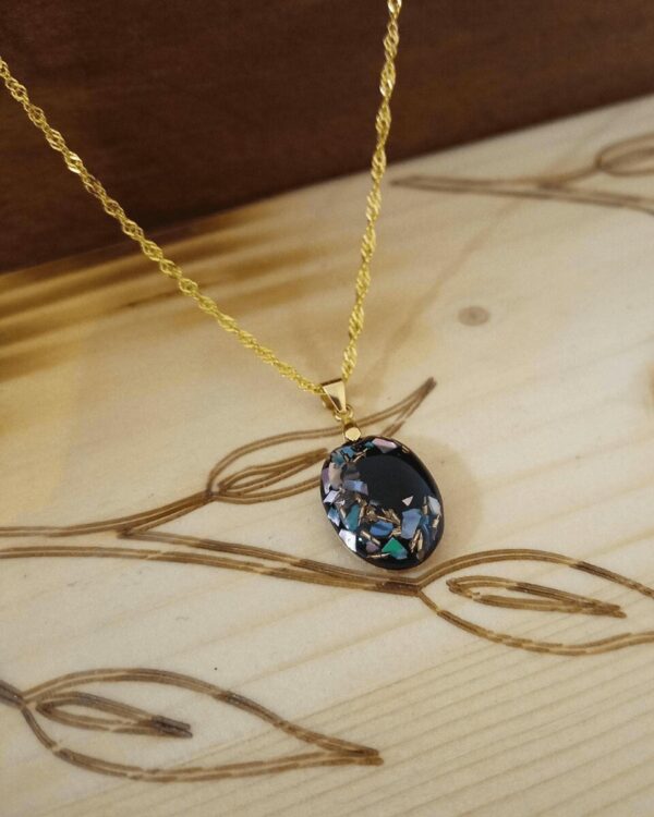 Collier en nacre colorée et éclat de laiton pour un style mystérieux et distingué