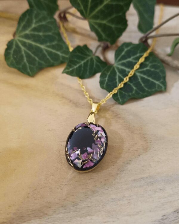 Collier en nacre rose et éclat de laiton. Pour un style mystérieux et attractif.