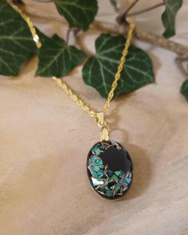 Collier en nacre verte et éclat de laiton pour un style mystérieux et céleste. Argent plaqué or.