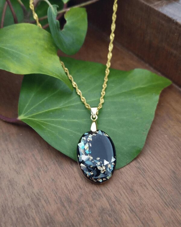 Collier en nacre verte et feuilles d'or. Style chic et élégant. Bijoux pour femme.