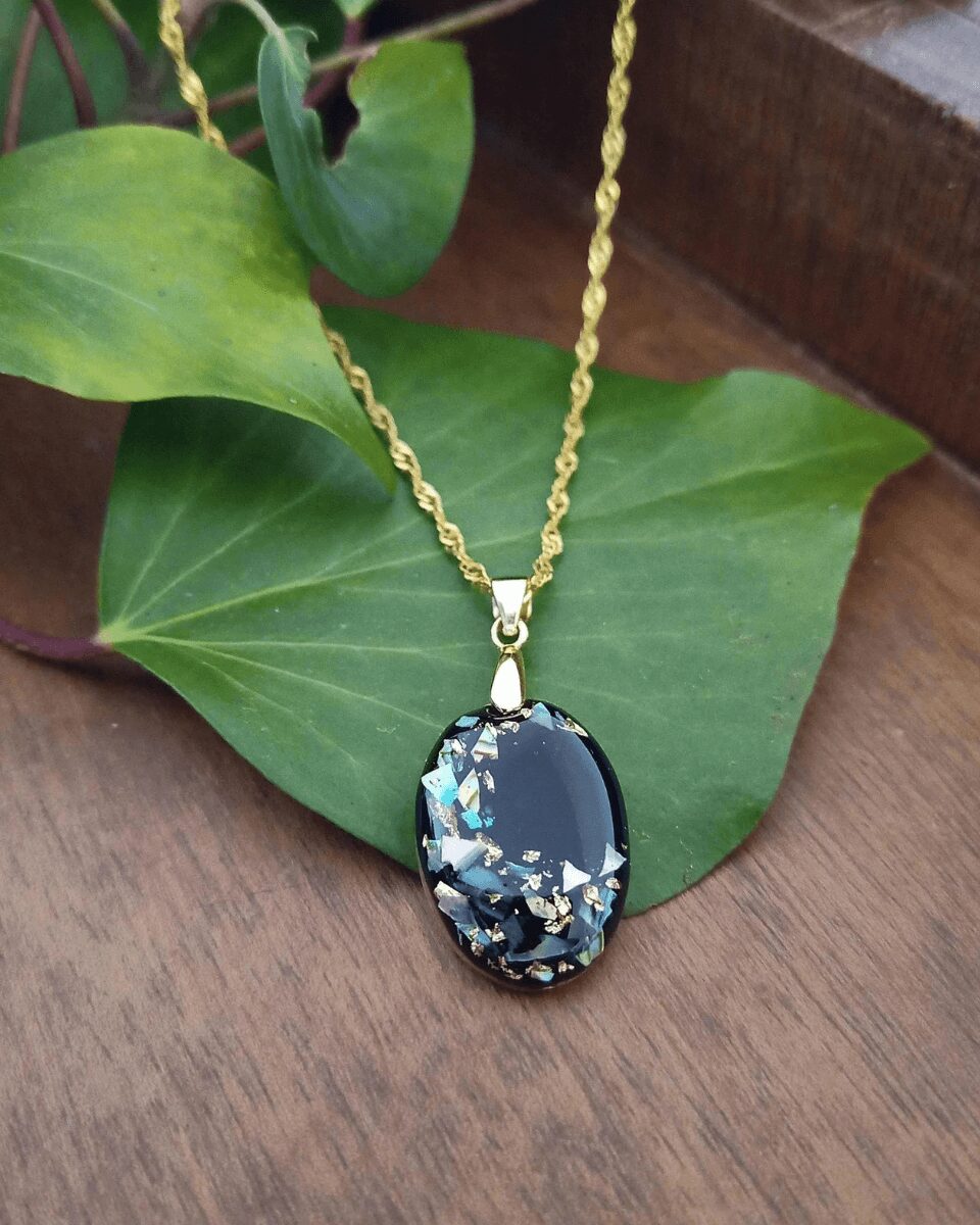 Collier en nacre verte et feuilles d'or. Style chic et élégant. Bijoux pour femme.