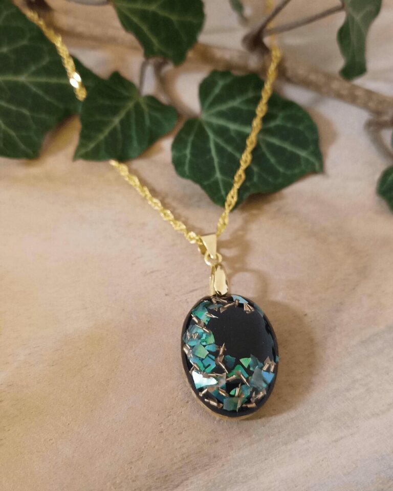 Collier en nacre verte et éclat de laiton pour un style mystérieux et céleste. Argent plaqué or.