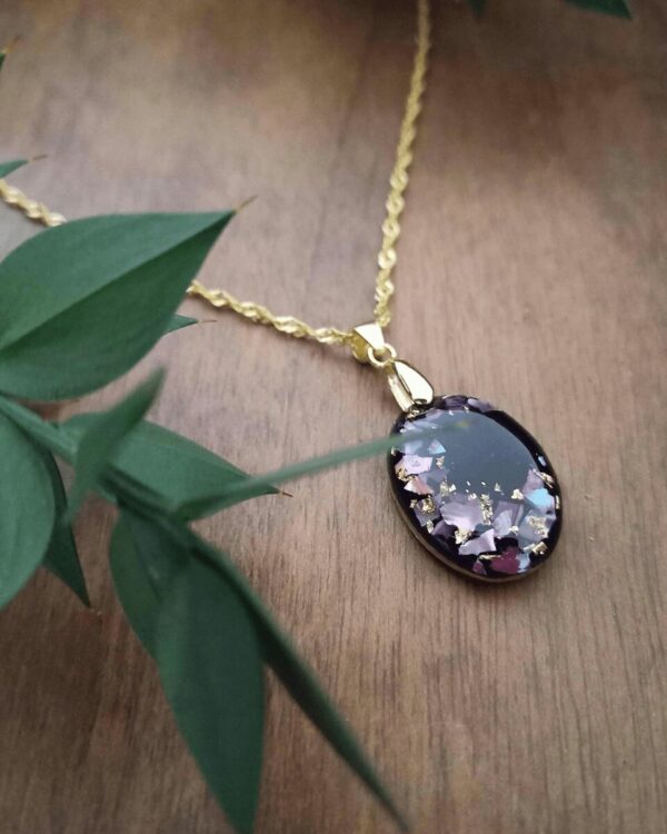 Collier artisanal fait-main en France. Nacre rose et feuilles d'or sur fond noir. Style délicat et raffiné.