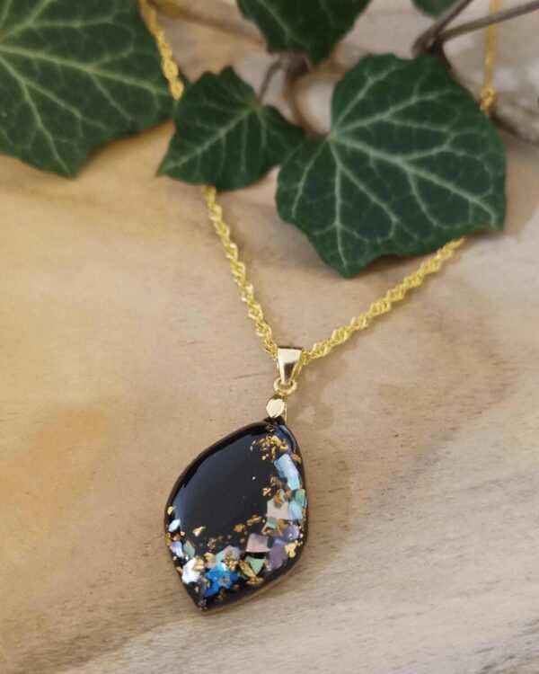 Collier élégant et raffiné en nacre colorée et feuilles d'or. Bijoux pour femmes.