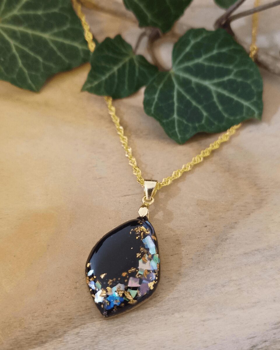 Collier élégant et raffiné en nacre colorée et feuilles d'or. Bijoux pour femmes.