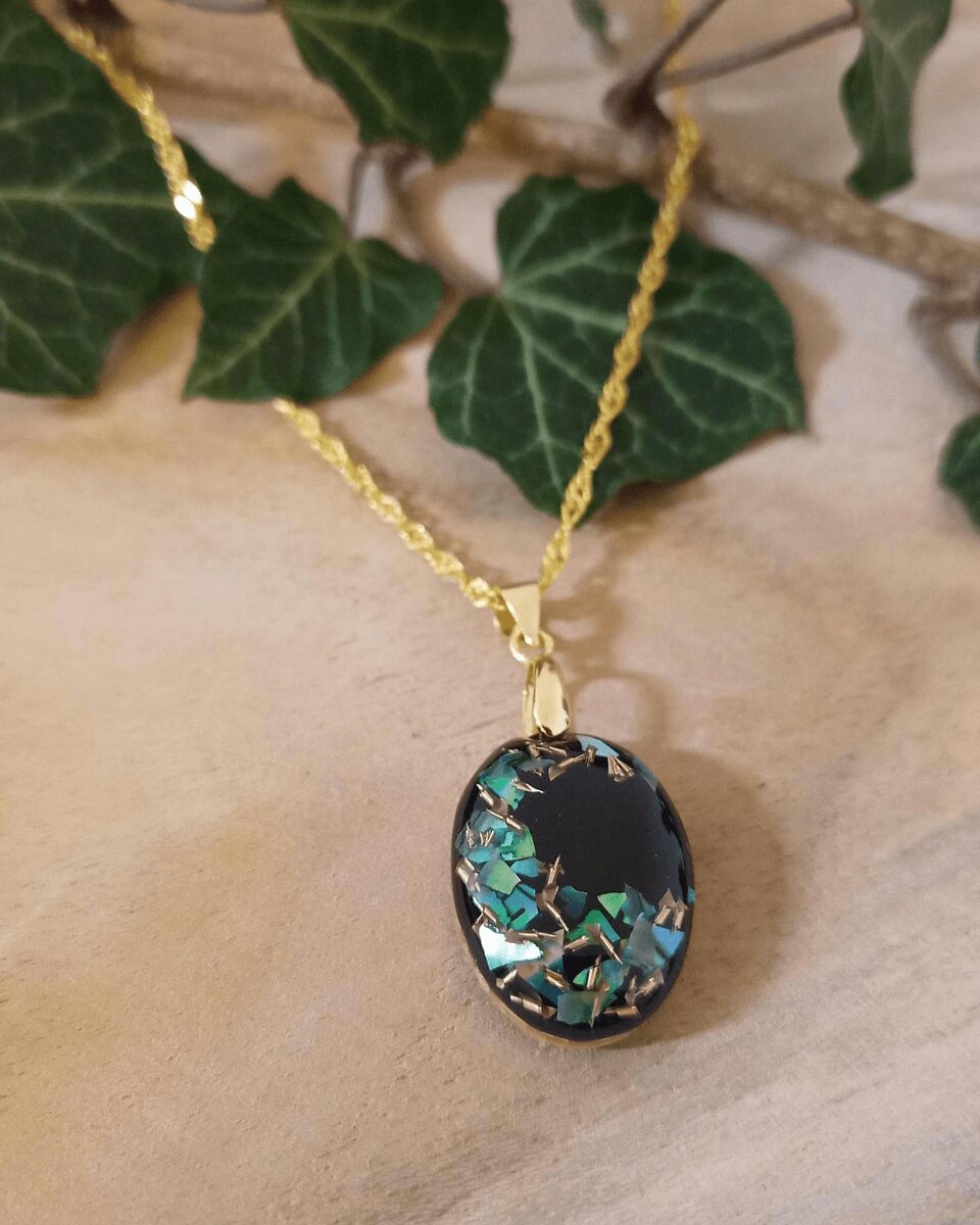 Collier en nacre verte et éclat de laiton pour un style mystérieux et céleste. Argent plaqué or.