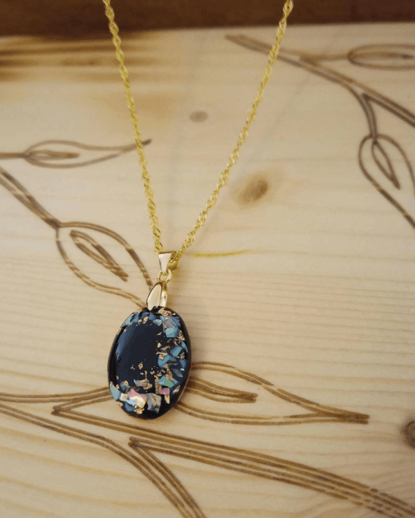 Collier élégant en nacre, argent plaqué or et fond noir