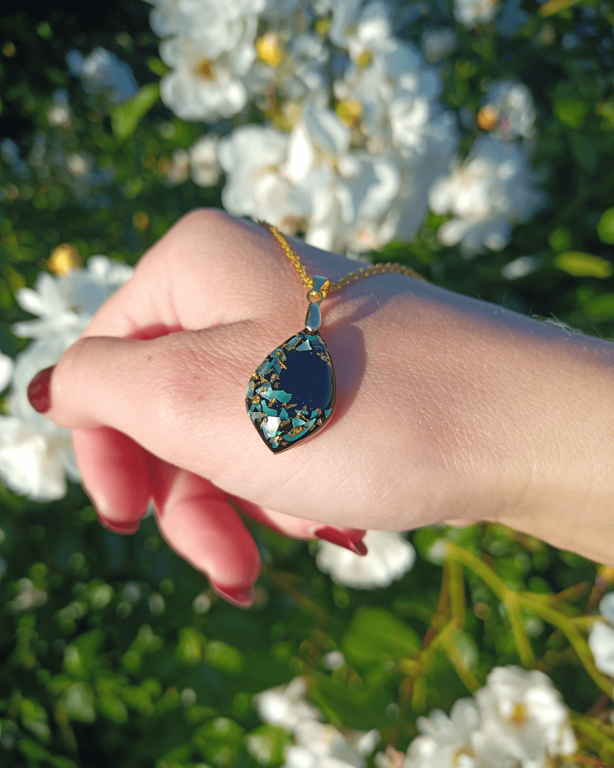 Collier en nacre verte et feuilles d'or sur fond noir - style élégant et chic