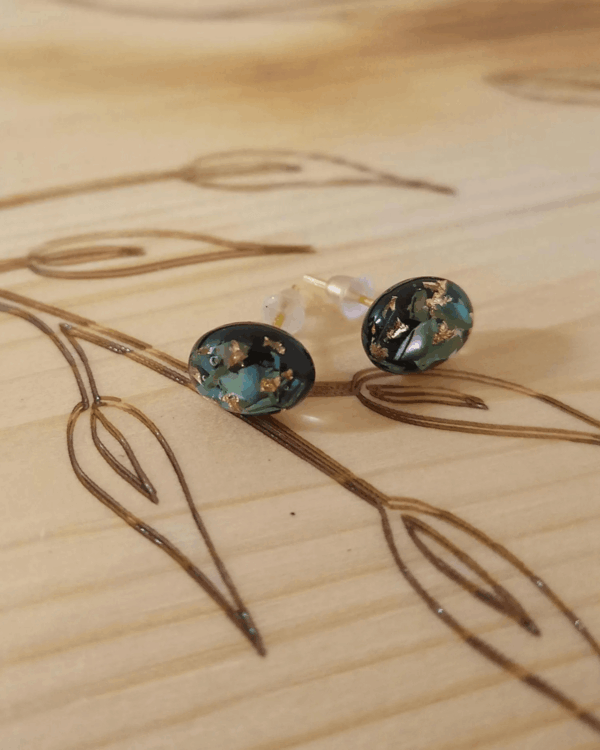 Clous d'oreilles de forme cabochon en nacre verte et feuilles d'or - argent Sterling 925 plaqué or - Pour un style élégant et chic
