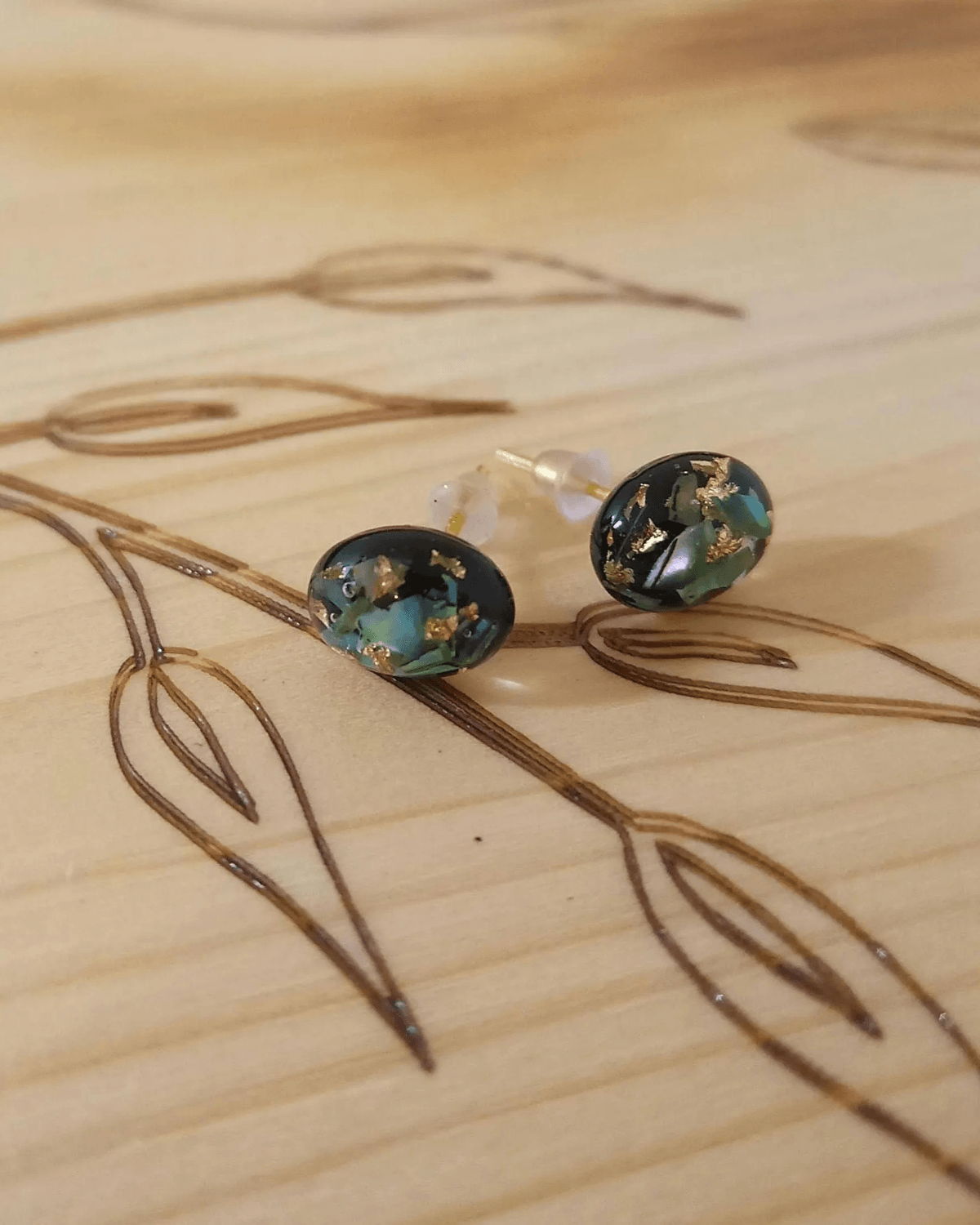 Clous d'oreilles de forme cabochon en nacre verte et feuilles d'or - argent Sterling 925 plaqué or - Pour un style élégant et chic