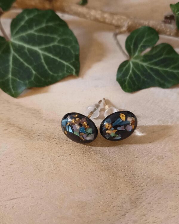 Cabochon d'oreilles en nacre et feuilles d'or. Confortable et facile à porter. Hypoallergénique