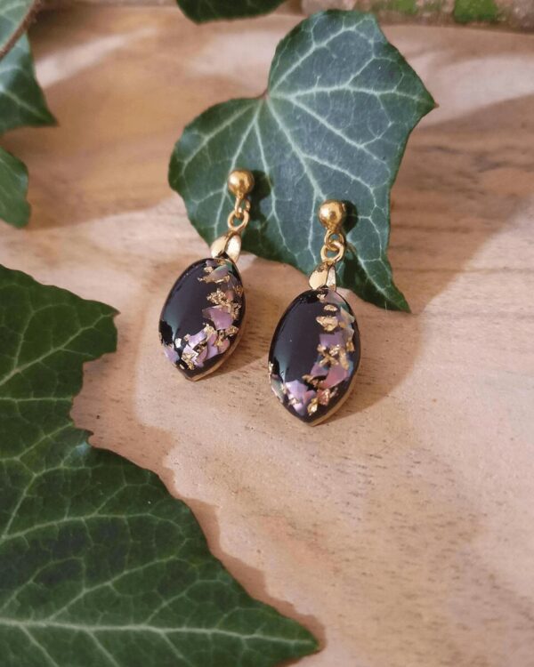 Boucles d'oreilles esthétiques pour femmes en nacre rose et feuilles d'or. Style délicat et élégant.
