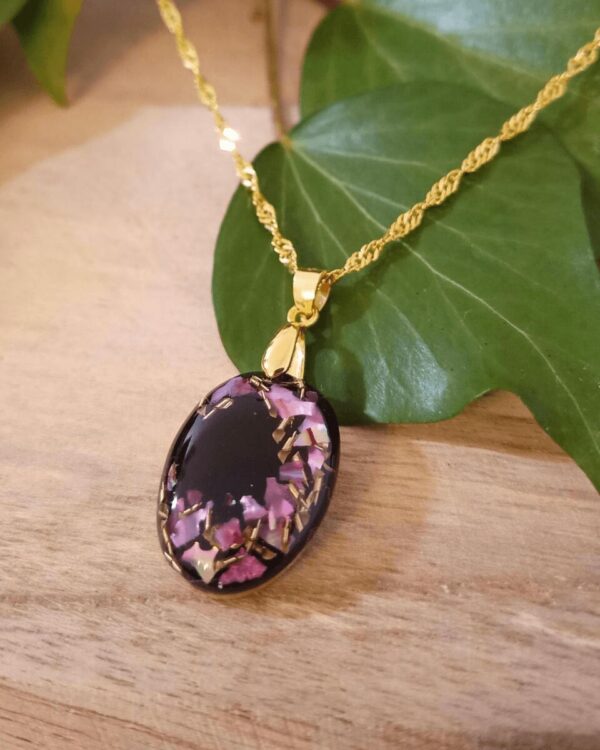 Collier artisanal en nacre rose et éclat de laiton sur fond noir. Argent Sterling 925 plaqué or.