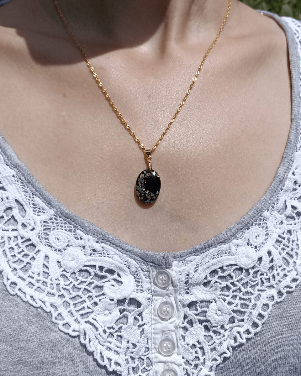 Collier en nacre verte et feuilles d'or sur fond noir. Argent Sterling plaqué or. Collection végétale : feuillage.