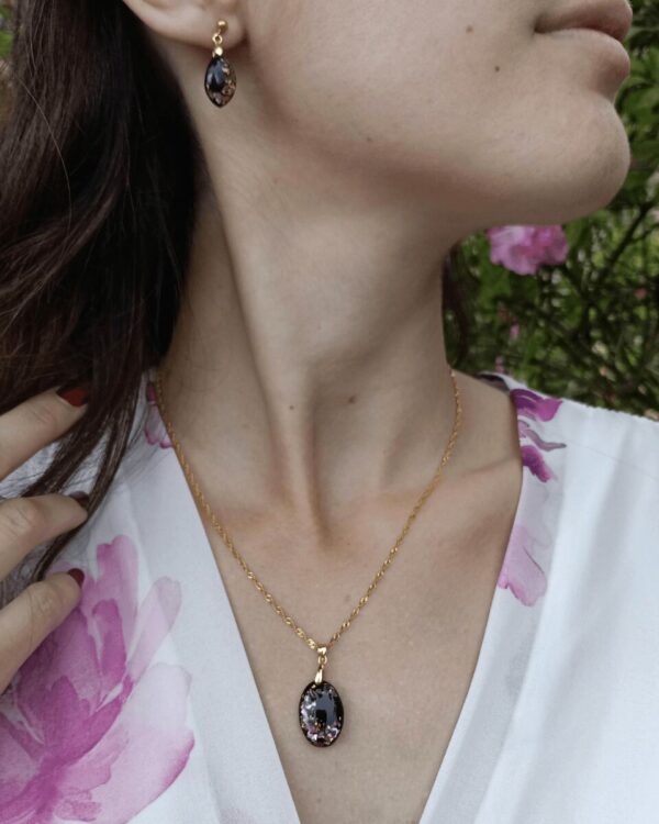 Collier en nacre rose et feuilles d'or, très romantique, discret mais lumineux.