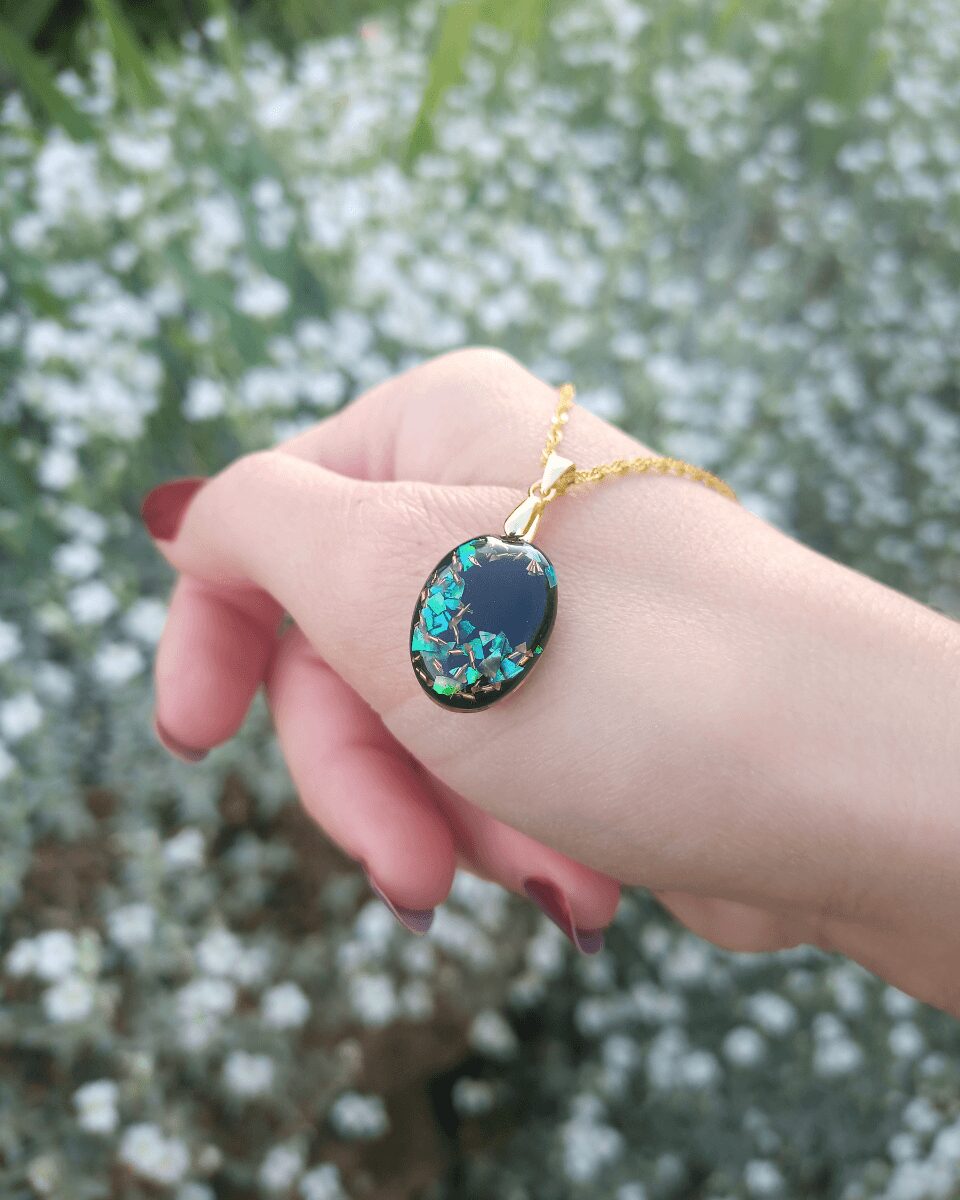 Collier en nacre verte et éclat de laiton. Bijou artisanal pour femme. Style minimaliste chic.