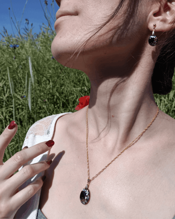 Colliers chic en nacre multi-couleurs sur fond noir