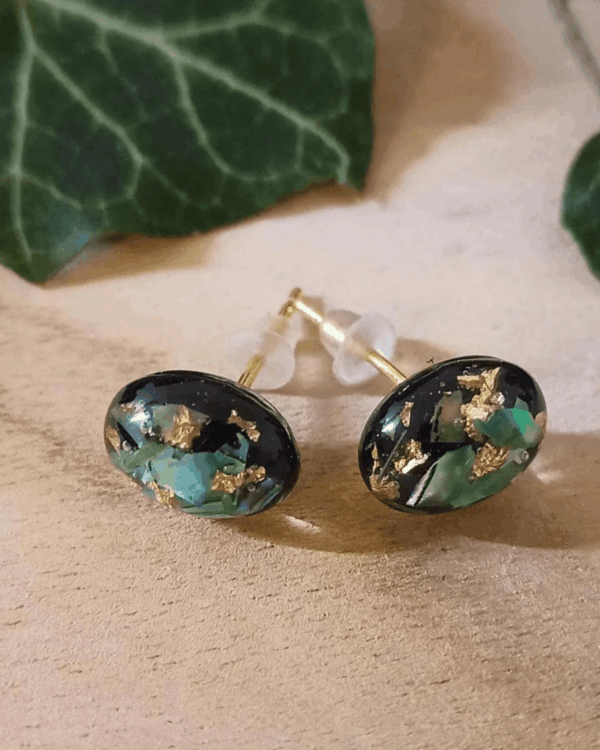 Clous d'oreilles en nacre verte et feuilles d'or sur fond noir - idée cadeaux femme