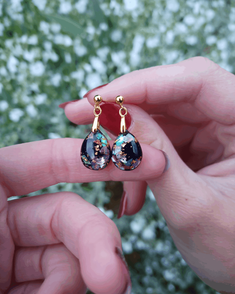 Boucles d'oreilles en nacre multi-couleurs et feuille d'or. En forme de larme. Style classe et luxe