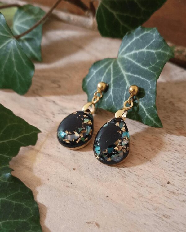 Boucles d'oreilles pour femme, fabrication artisanale avec insertion de nacre bleue et de feuilles d'or. Le tout sur un support en laiton et en argent plaqué or.