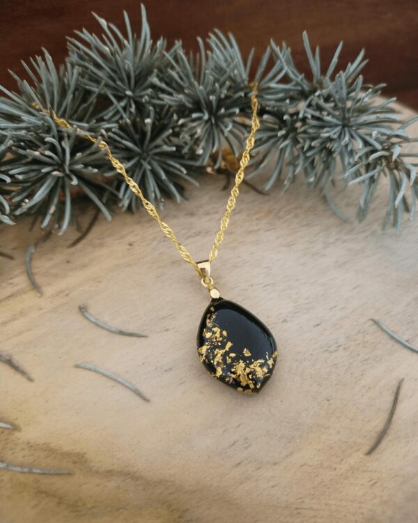 Collier artisanal avec feuilles d'or sur fond noir. Argent plaqué or. Bijoux pour femmes.