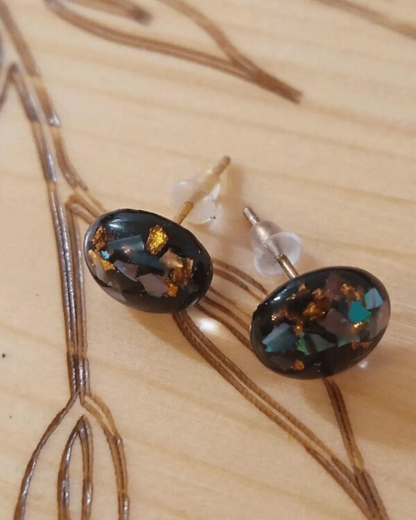 Cabochon d'oreilles en nacre multi-couleurs et feuilles d'or. Fabrication artisanale en France