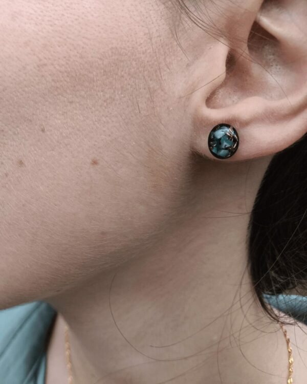 Cabochon d'oreilles fait-main en France avec nacre et laiton. Style poétique et mystérieux pour femme.