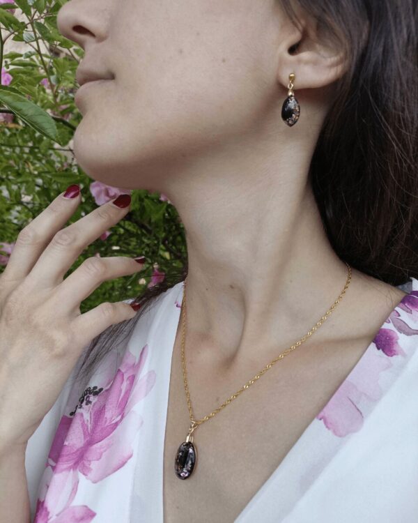 Boucles d'oreilles pour femmes élégantes et raffinées. Nacre rose et feuilles d'or sur support en laiton. Chaîne en argent plaqué or.