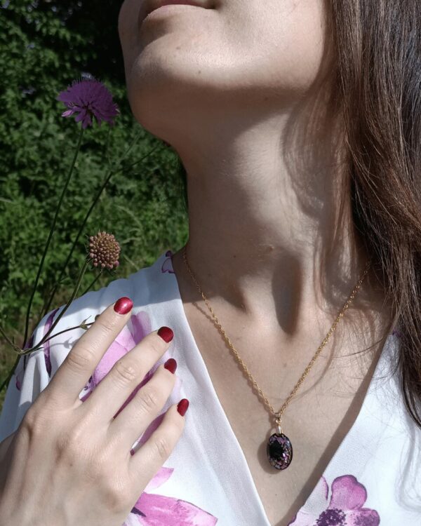 Collier fait-main en nacre rose et éclat de laiton. Bijou pour femmes audacieusdes.