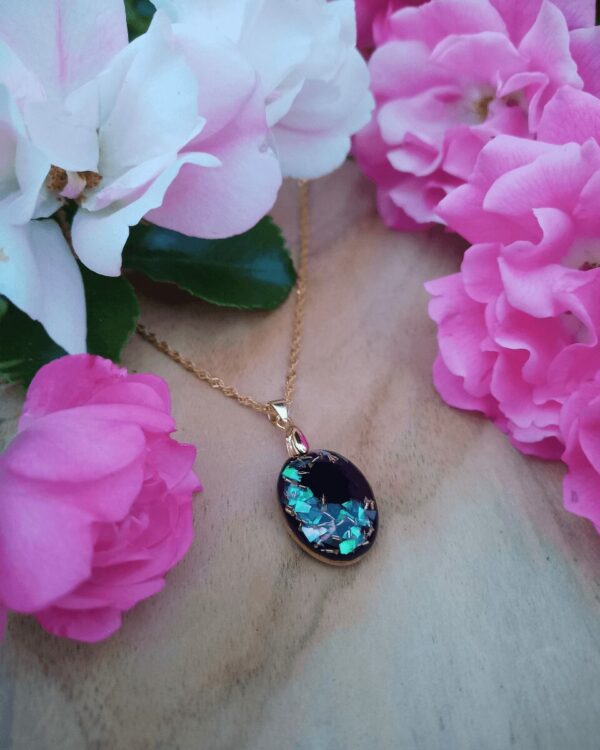 Collier en nacre verte sur fond noir comme les voiles lumineux du ciel polaire avec des éclats de laiton qui scintillent comme une pluie d'étoiles figée dans la nuit. Style mystérieux, chic et élégant.