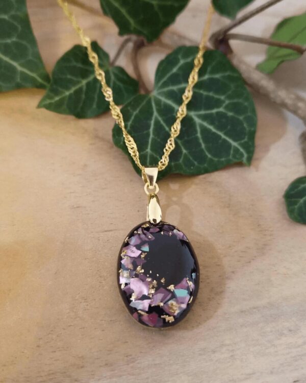 Très beaux collier avec du charme, fabrication artisanale, nacre, feuilles d'or et laiton