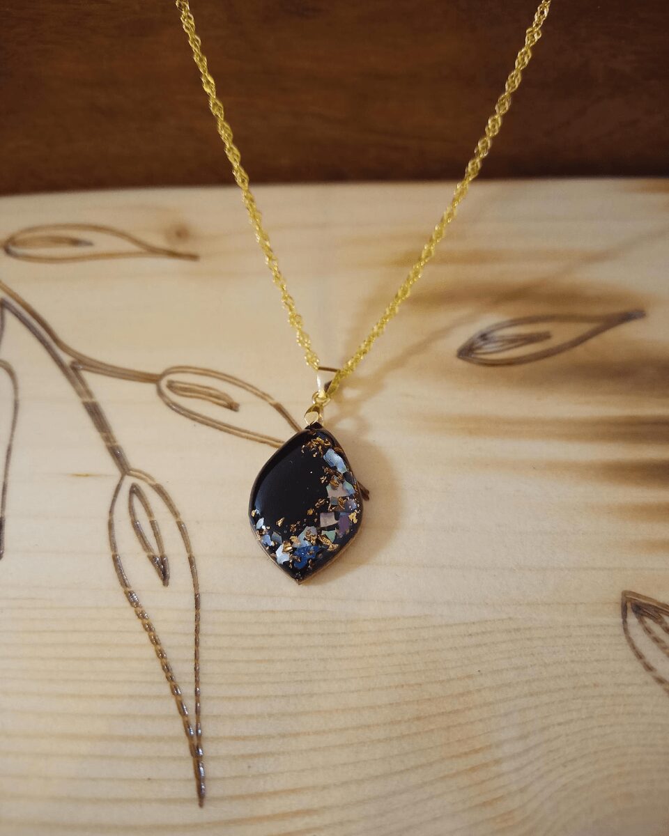 Création d'un collier artisanal en nacre, laiton et feuilles d'or. Argent plaqué or. Fabrication Rhône-alpes.
