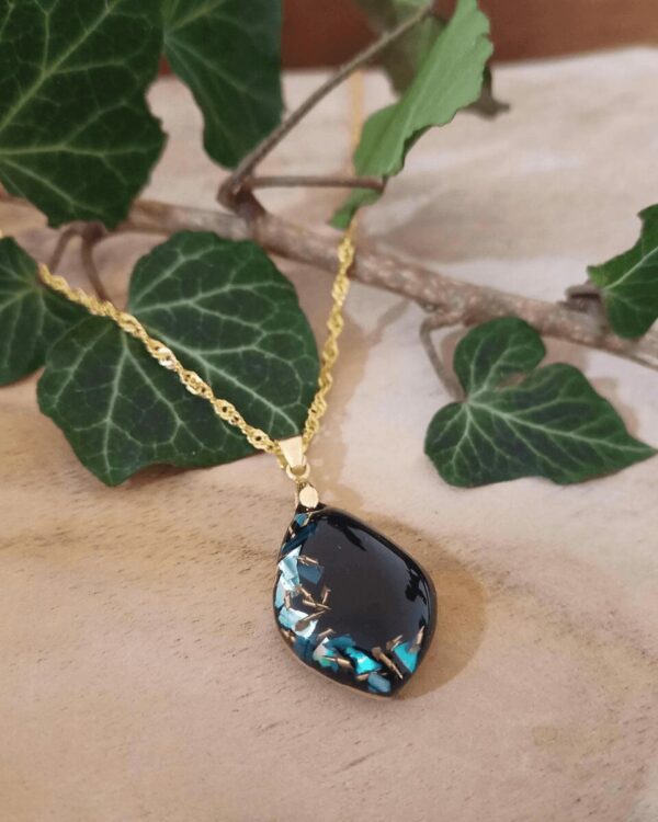 Collier fait-main en France chic pour femme avec insertion de nacre et de laiton.