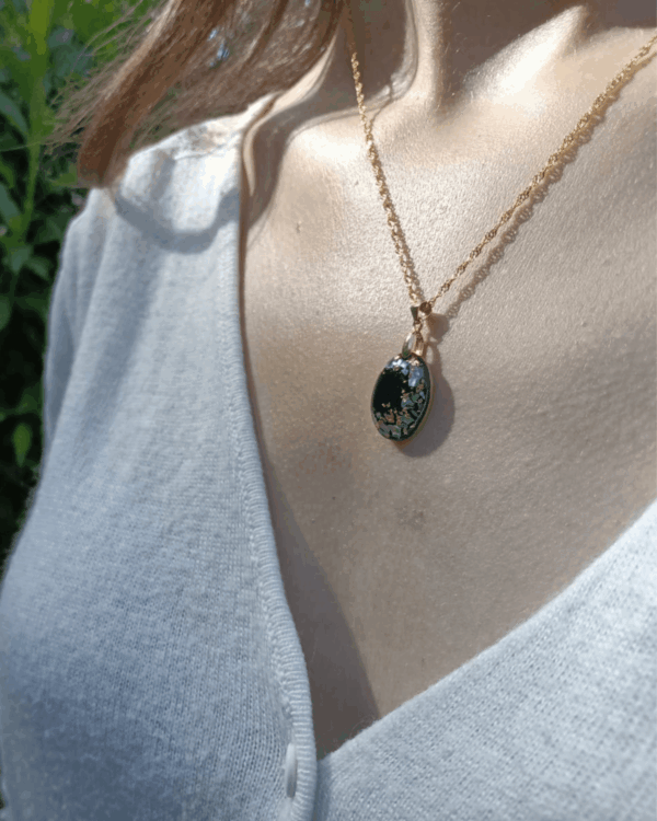 Collier en nacre multi-couleurs avec feuilles d'or