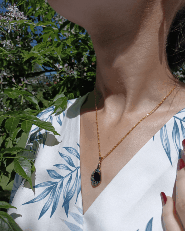 Collier en nacre verte et feuilles d'or, pour femmes élégantes et chics - bijoux en argent plaqué or