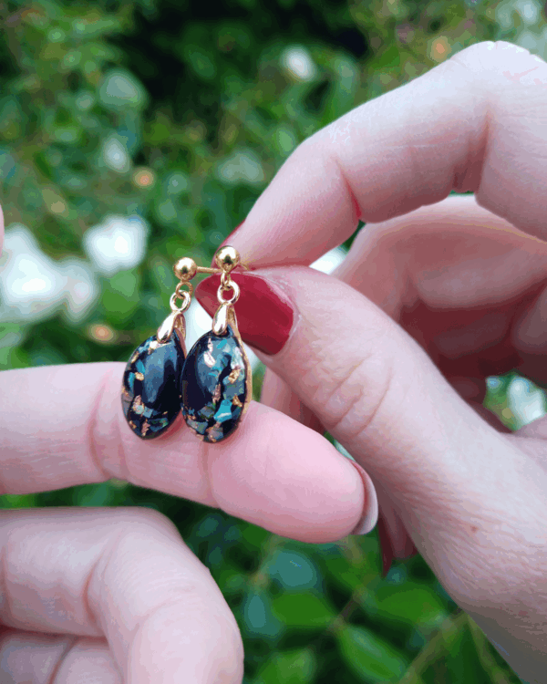 Boucles d'oreilles en nacre sur fond noir - style minimaliste chic