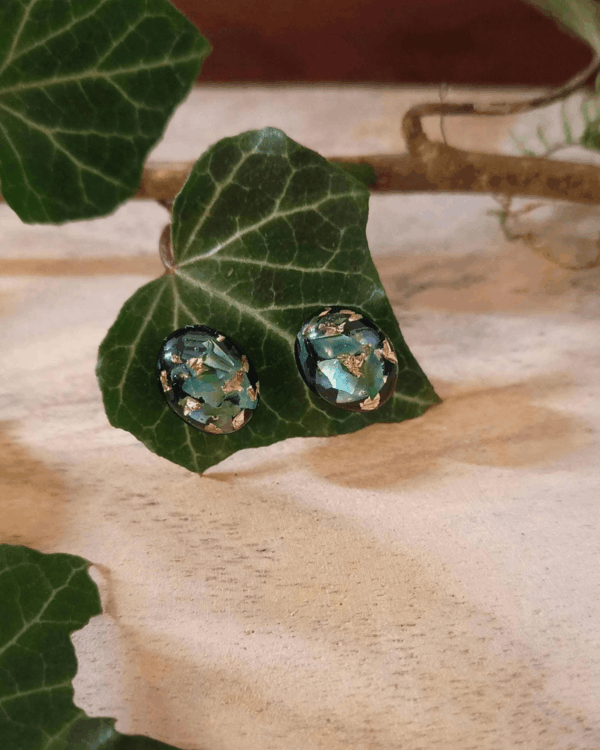 Cabochons d'oreilles en nacre verte et feuilles d'or sur fond noir