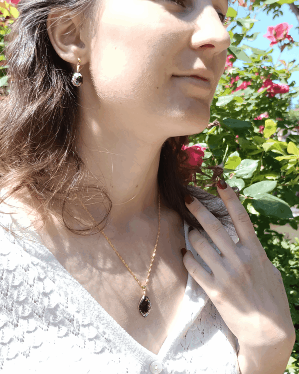 Belles boucles d'oreilles en nacre, légères et faciles à porter, elles s'accorderont parfaitement avec un collier de la même collection. Style minimaliste chic.